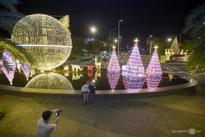Da Nang Airport Transforms into a Sparkling Road of Light for Christmas - image 8