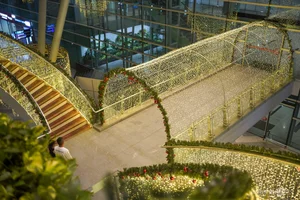 Da Nang Airport Transforms into a Sparkling Road of Light for Christmas - image 2