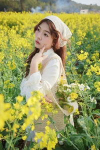 Jing Jing Yi Features in YiTuYu Art Language Vol.10084: An Extensive 40-Page Editorial Gallery - image 4