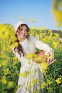 Jing Jing Yi Features in YiTuYu Art Language Vol.10084: An Extensive 40-Page Editorial Gallery - image 2