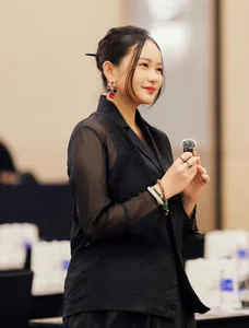 Phan Nhu Thao Beauty Transformation: A 10-Year Journey of Style, Motherhood, and Incredible Weight Loss with Husband Duc An - image 7