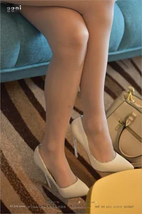 IESS Silk Foot Bento 140 Featuring Qiu Qiu: Elegant White Suit and Stockings - image 25