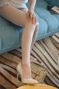 IESS Silk Foot Bento 140 Featuring Qiu Qiu: Elegant White Suit and Stockings - image 8