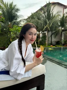 Stunning Vietnamese Celebrities Showcase Summer Bikini Trends and Beachside Glamour - image 3