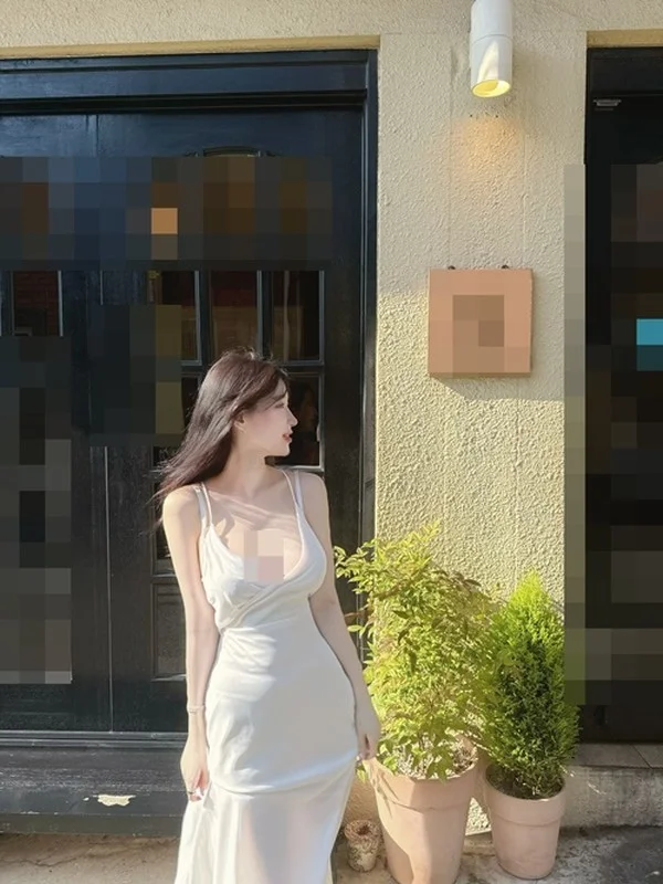 The Art of Casual Allure: Redefining Feminine Silhouettes in Contemporary Public Spaces