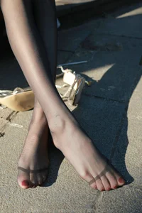 Tuan Tuan Warm Sunshine Black Silk IESS Lifestyle Gallery - image 24