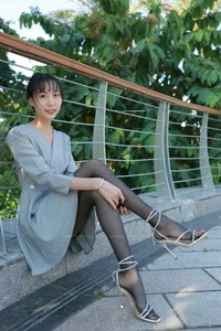 Tuan Tuan Warm Sunshine Black Silk IESS Lifestyle Gallery - image 7