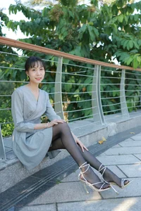 Tuan Tuan Warm Sunshine Black Silk IESS Lifestyle Gallery - image 5