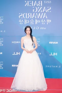 Red Carpet Royalty: Song Hye Kyo and Jang Nara Showcase Timeless Beauty and High Fashion Elegance - image 1