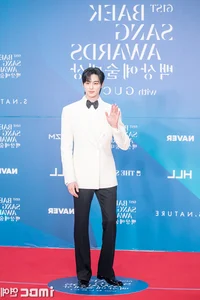 Red Carpet Royalty: Song Hye Kyo and Jang Nara Showcase Timeless Beauty and High Fashion Elegance - image 2