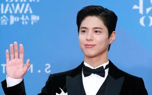 Red Carpet Royalty: Song Hye Kyo and Jang Nara Showcase Timeless Beauty and High Fashion Elegance - image 4
