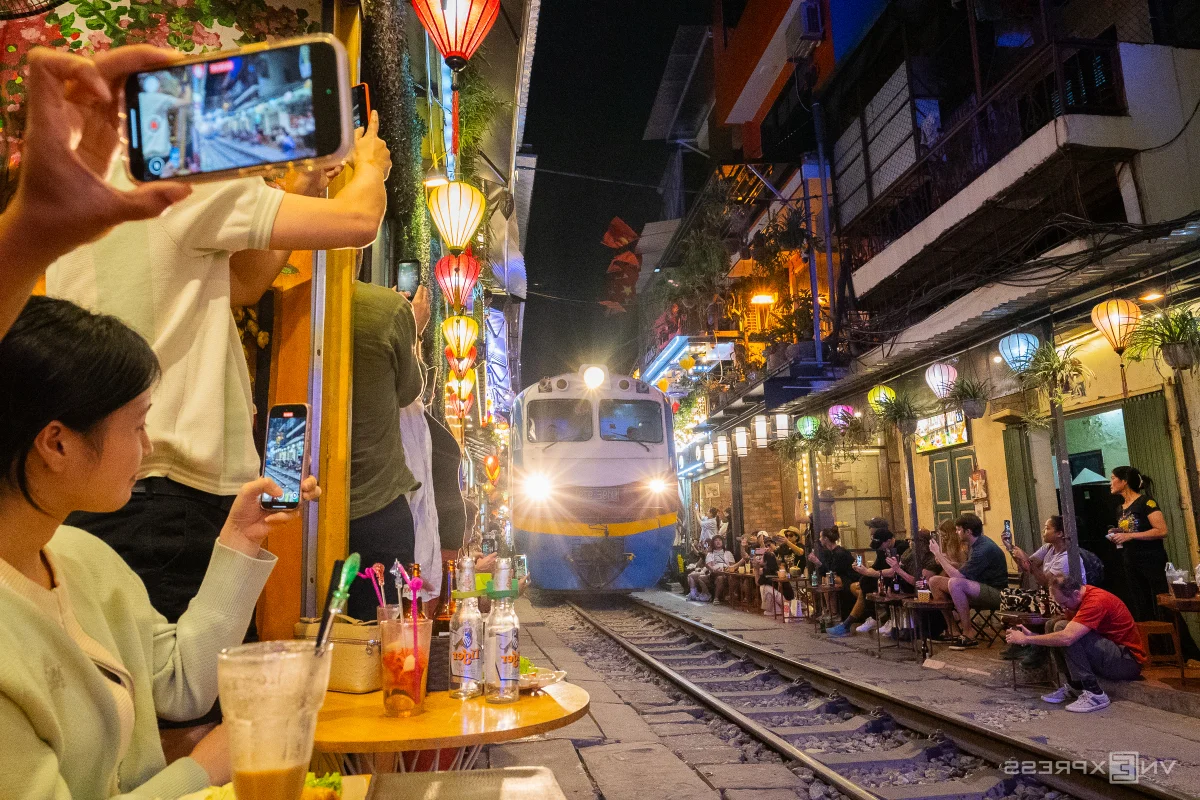 Hanoi Train Street Coffee Returns: A Visual Guide to Vietnam's Unique Attraction