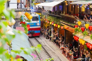 Hanoi Train Street Coffee Returns: A Visual Guide to Vietnam's Unique Attraction - image 1