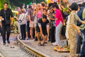 Hanoi Train Street Coffee Returns: A Visual Guide to Vietnam's Unique Attraction - image 7
