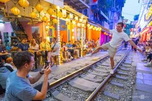 Hanoi Train Street Coffee Returns: A Visual Guide to Vietnam's Unique Attraction - image 6