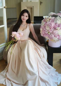 Ye Ke: A Closer Look at the Style and Beauty of Huang Xiaoming's Girlfriend - image 7
