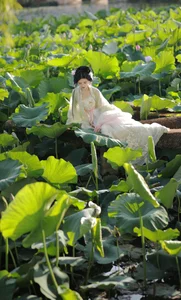 YiTuYu Art Language Vol.4687 Featuring Wu Sui: A Study in Modern Aesthetics - image 8