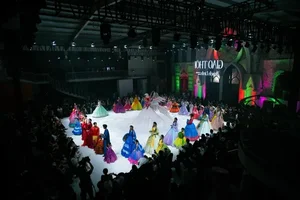 Elegant Ao Dai Collection Showcases Hue Imperial Court Heritage through Modern Modeling - image 1