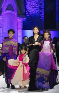 Elegant Ao Dai Collection Showcases Hue Imperial Court Heritage through Modern Modeling - image 5