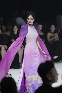Elegant Ao Dai Collection Showcases Hue Imperial Court Heritage through Modern Modeling - image 2