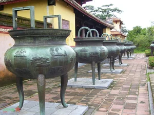 The Nine Dynastic Urns of Hue: A Masterpiece of Vietnamese Bronze Casting Recognized by UNESCO - image 1