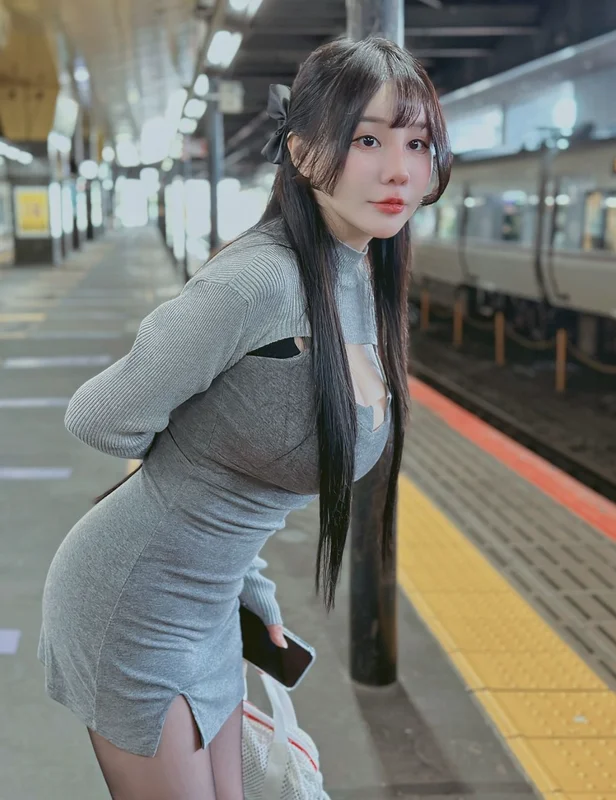 Viral Taiwanese Influencer Takes on the Bold Bubble Tea Challenge with Stunning Fashion Style