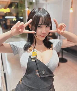 Viral Taiwanese Influencer Takes on the Bold Bubble Tea Challenge with Stunning Fashion Style - image 8