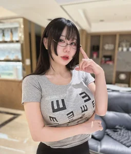 Viral Taiwanese Influencer Takes on the Bold Bubble Tea Challenge with Stunning Fashion Style - image 7
