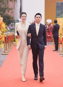 Elegant Couple Style: Exploring the Sophisticated Fashion Choices of Do My Linh and Her Husband - image 9