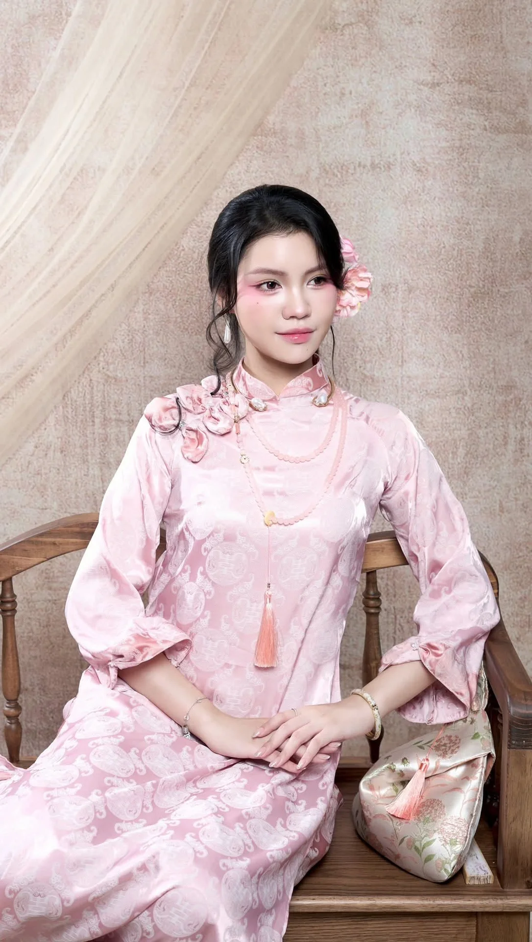 Graceful Pink Ao Dai: Alluring Traditional Vietnamese Beauty Unveiled