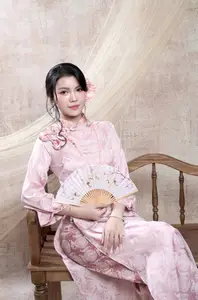 Graceful Pink Ao Dai: Alluring Traditional Vietnamese Beauty Unveiled - image 5
