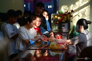 Spiritual Journey: Thousands Visit Ba Chua Xu Temple at Sam Mountain - image 1