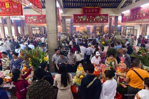 Spiritual Journey: Thousands Visit Ba Chua Xu Temple at Sam Mountain - image 2