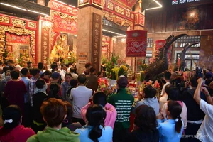Spiritual Journey: Thousands Visit Ba Chua Xu Temple at Sam Mountain - image 3