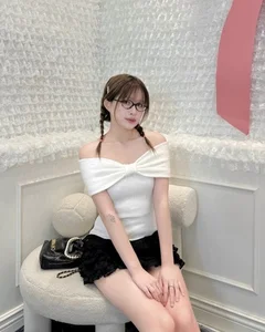 Vietnamese Gen Z Influencer Chao Stuns in Elegant Silk Dress Transformation - image 1
