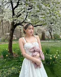 Vietnamese Gen Z Influencer Chao Stuns in Elegant Silk Dress Transformation - image 4