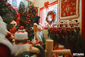 Enchanting Christmas Decorations at a Ho Chi Minh City Cafe Attract Hundreds of Daily Visitors - image 7