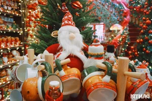 Enchanting Christmas Decorations at a Ho Chi Minh City Cafe Attract Hundreds of Daily Visitors - image 10