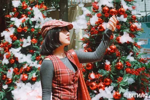 Enchanting Christmas Decorations at a Ho Chi Minh City Cafe Attract Hundreds of Daily Visitors - image 8