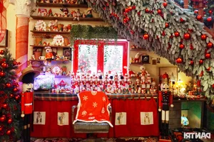 Enchanting Christmas Decorations at a Ho Chi Minh City Cafe Attract Hundreds of Daily Visitors - image 4