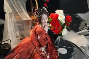 Vi Ge Vivian in YiTuYu Art Language Vol.4522: A Sophisticated Study in Visual Art - image 36