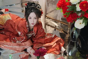 Vi Ge Vivian in YiTuYu Art Language Vol.4522: A Sophisticated Study in Visual Art - image 27