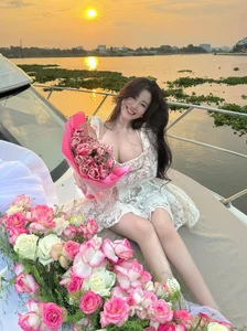 Saigon's Top Fashion Icon Shares Stunning Beach Vacation Moments and Summer Style Inspiration - image 5