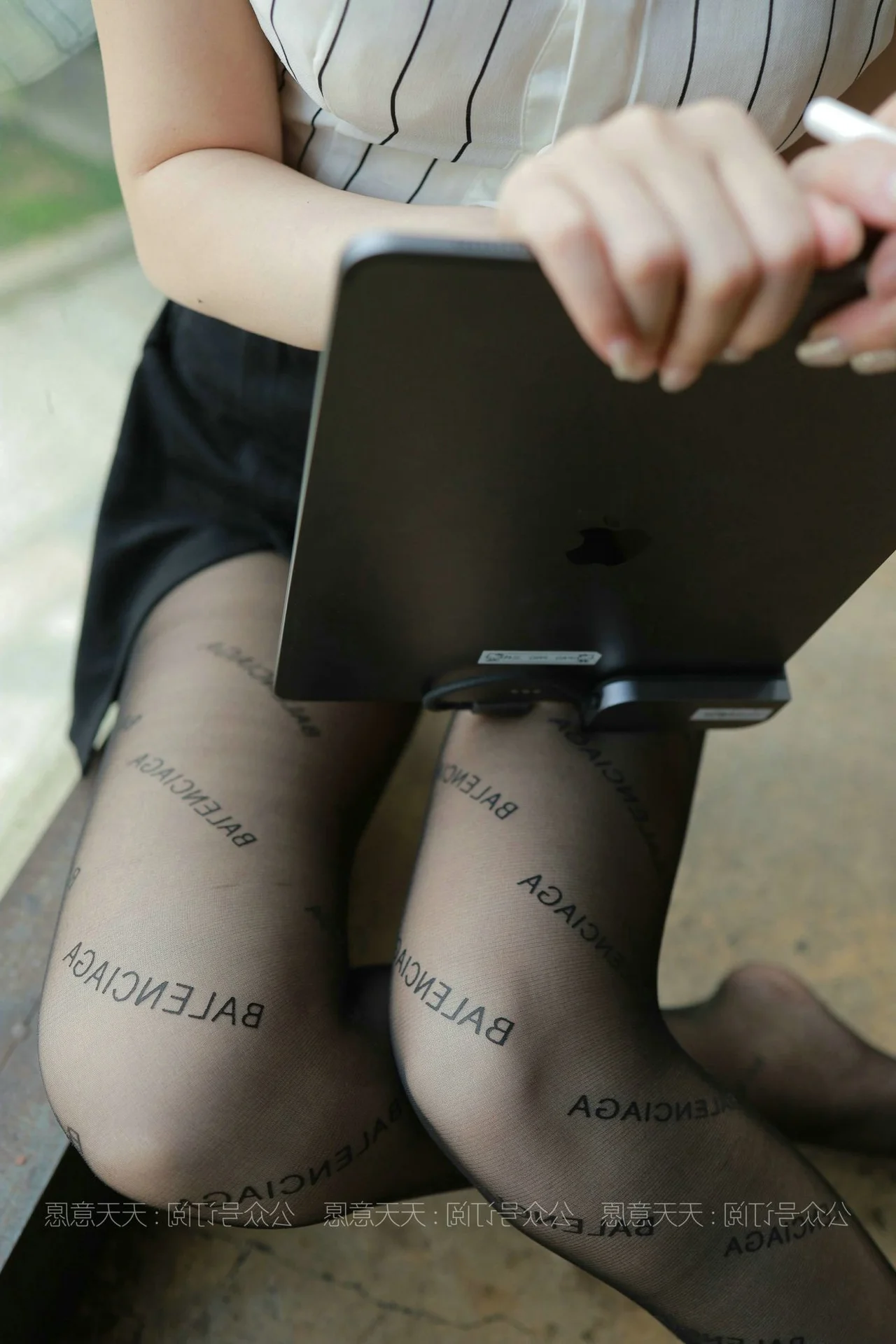 Elegant Professional Fashion with Jiu Mei: IESS Stockings and Office Style Gallery