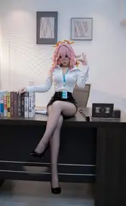 Coser Bangni Bonnie's Daring Interview Look: A Unique Blend of Professional and Playful Charm - image 7