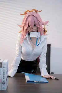 Coser Bangni Bonnie's Daring Interview Look: A Unique Blend of Professional and Playful Charm - image 3