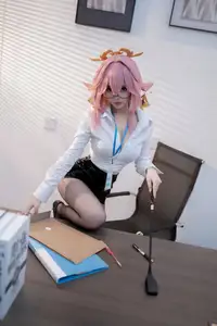 Coser Bangni Bonnie's Daring Interview Look: A Unique Blend of Professional and Playful Charm - image 20