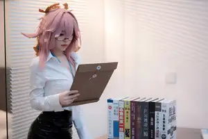 Coser Bangni Bonnie's Daring Interview Look: A Unique Blend of Professional and Playful Charm - image 10