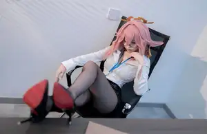 Coser Bangni Bonnie's Daring Interview Look: A Unique Blend of Professional and Playful Charm - image 11