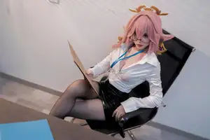 Coser Bangni Bonnie's Daring Interview Look: A Unique Blend of Professional and Playful Charm - image 26